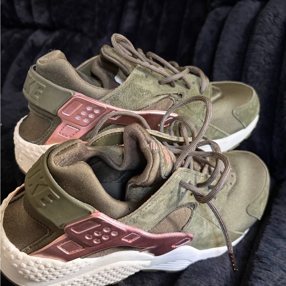 Nike unisex Olive and Pink Sneakers